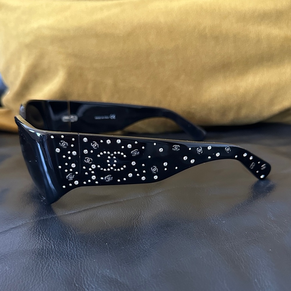 CHANEL Black Crystal-Embellished Sunglasses - Picture 3 of 11